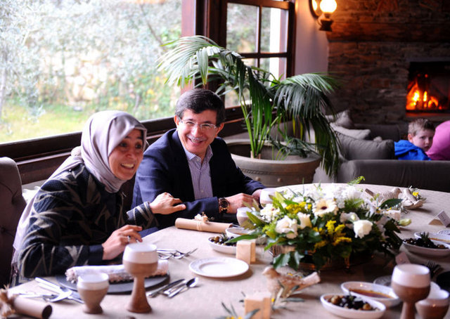 Kadın doğum uzmanı olan Sare Davutoğlu eşiyle 30 yıl önce Ahmet Davutoğlu yüksek lisans yaparken evlendi. O dönem Sare Davutoğlu da tıp fakültesindeki eğitimini sürdürmekteydi.