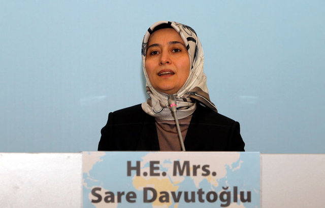 Eşinin bakan olması sonrası bir çok yardım ve sosyal destek kampanyasında yer alan Sare Davutoğlu, kürtaj karşıtı platformlarda da yer aldı.