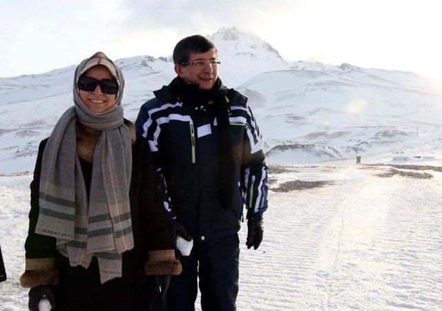 Ahmet Bey ne yaparsa doğru yapar.  - Son dönemde eşinin yurtdışı gezilerinde yanında bulunan Sare Davutoğlu, yıllar önce eşinin yükselen kariyeriyle ilgili şu yorumları yapmıştı: