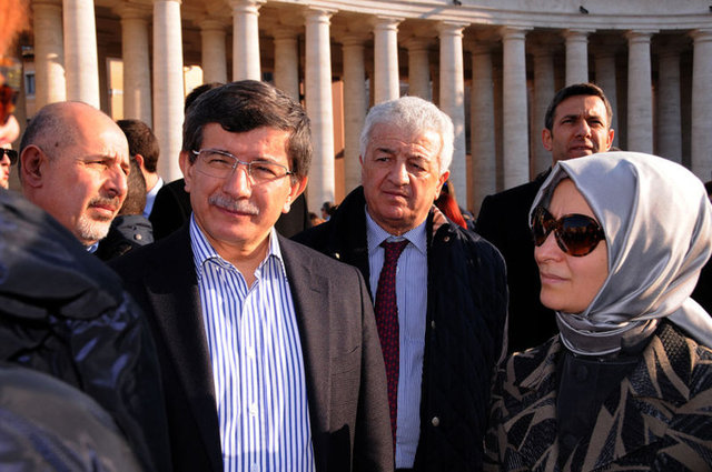 Çok önem verdiğiniz, değer verdiğiniz, ülkemiz için yapmak istediğiniz bazı şeyler bazılarının hoşuna gitmeyebilir. Ama Ahmet Bey öyle bir insandır ki sivrisinek falan görünce 'Sare Hanım, gel öldür,' der. Ötesini söylemeyeceğim."