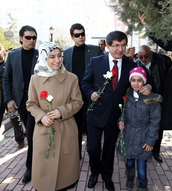 Sare Davutoğlu'nun en zor günleri!  - Sare Davutoğlu'nun bir eş ve anne olarak yaşadığı en zor dönem, 1988 yılında Ahmet Davutoğlu'nun doktora tezi için Mısır ve Ürdün'e gittiği dönemler olmuş.