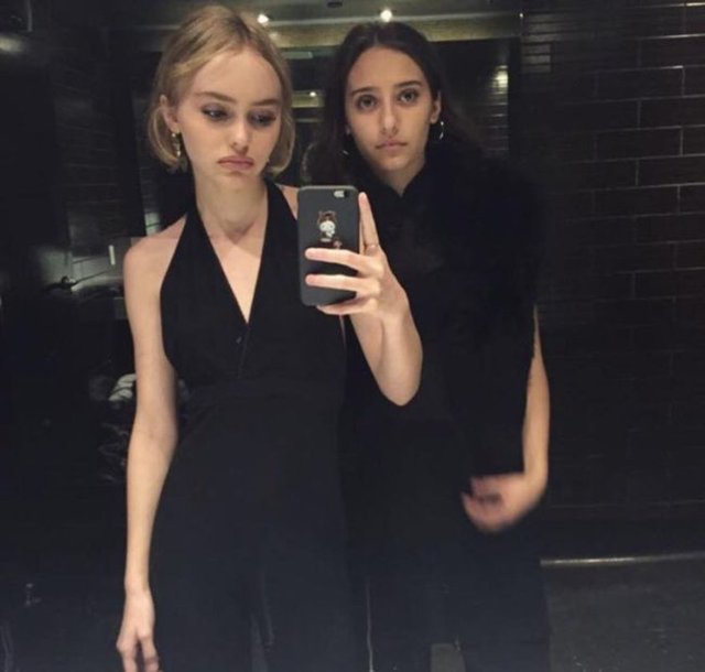 Johnny Depp'in kızı Lily Rose Depp güzelliğiyle dikkat çekiyor.