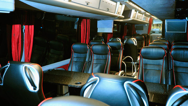 Otobüsün en arka bölümünde yer alan tam donanımlı mutfak bir çok evde bulunmayan cinsten.