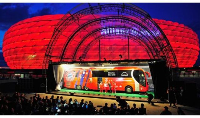 480 beygir gücündeki takım otobüsünün dışı ise Bayern Münih forması ve amblemiyle süslenmiş. Uydu alıcısı ve Wi-fi olanakları sağlayan otobüs 30 kişilik üretildi. -