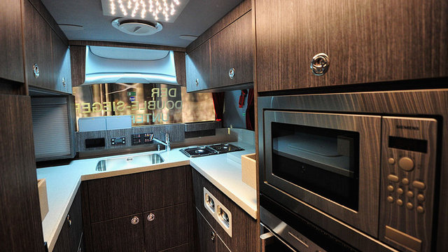 Futbolcuların mutluluklarına ve üzüntülerine; belki de en çok şahit olan takım otobüsleri... İşte geçmişten günümüze rengarenk takım otobüsleri...