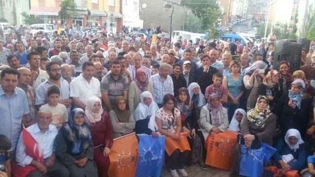 Bahçelievler'e taşınınca ilkokulu orada bitirdi. İstanbul Erkek Llisesi'nden mezun olduktan sonra Boğaziçi Üniversitesi İktisadi ve İdari Bilimler Fakültesi Siyaset Bilimi ve Ekonomi Bölümlerinden mezun oldu.