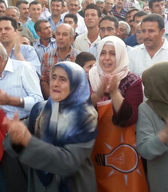 Erdoğan'ın, Ak Parti Genel Başkan adayının ve dolayısıyla yeni Başbakan'ın Dışişleri Bakanı Ahmet Davutoğlu olduğunu açıklamasının ardından Taşkentliler ayağa kalkıp, alkışladı. Bazıları ise duygulandı.