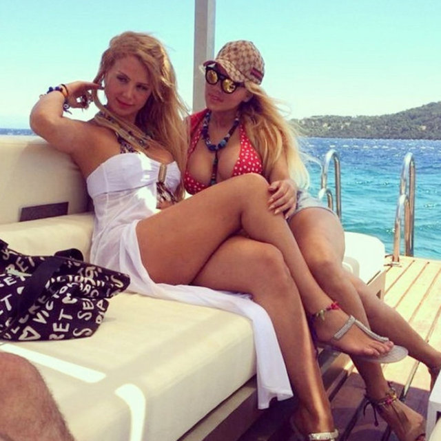 AYTEKİN TEKER / ateker@haberturk.com - 'Cicişler' olarak tanınan Esra-Ceyda kardeşler tatillerini Bodrum'da sürdürüyor.
