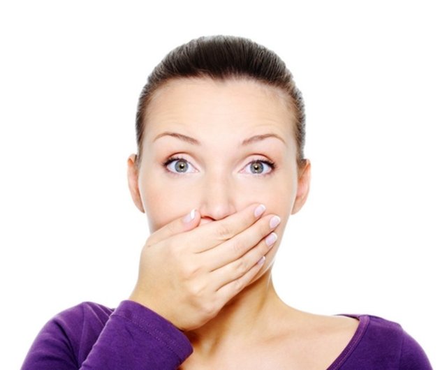 Ağız kaynaklı ağız kokusu; çoğunlukla diş eti  - Hastalıkları, diş çürüğü, ağızdaki eski dolgu ve kaplamaların altındaki çürüklerden kaynaklanmaktadır