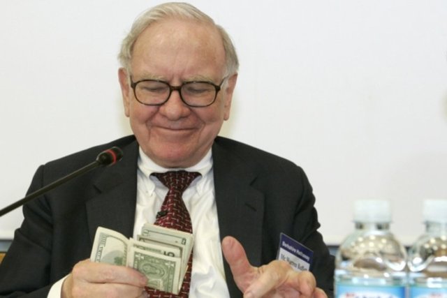 Geçtiğimiz yıllarda verdiği bir röportajında Buffett,  iyi bir yatırımcı olmak için çok parlak bir zekaya ihtiyaç olmadığını söyleyip nasıl zengin olunacağını şu sözlerle anlatmıştı...