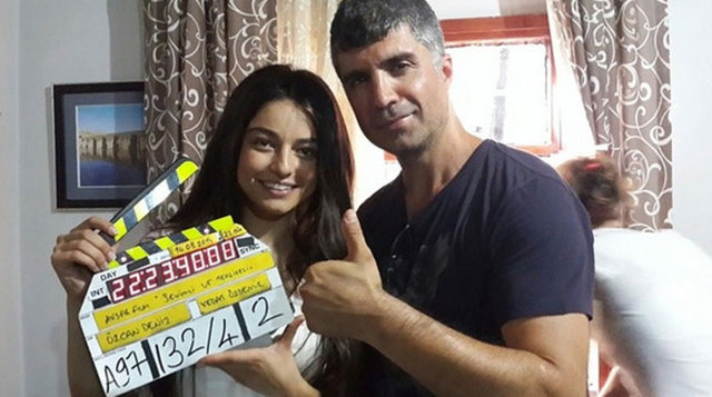 Deniz, dünyaca ünlü top model Miranda Kerr'e çok benzettiği için başrolü verdiği 22 yaşındaki Turan'a jest üstüne jest yapıyor...