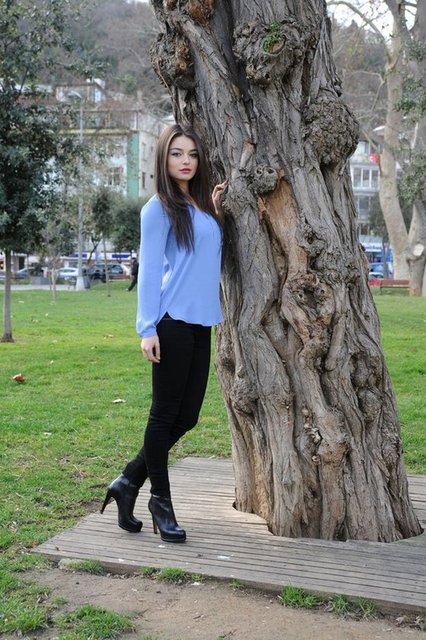 Özcan Deniz, sevgilisinin rahatça denize girmesi için dışarıdan müşteri alınmasını da yasaklattı.