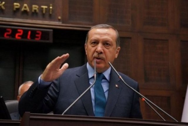 Türkiye'de politika her ne kadar gündemin baş sırasını işgal etse de bakanlar dahil olmak üzere hemen herkesin en büyük tutkusu da tartışmasız futbol.