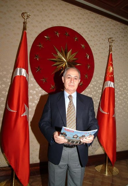 Bir dönem ülkemizin Cumhurbaşkanlığı görevinde bulunmuş Ahmet  - Necdet Sezer ise BEŞİKTAŞ taraftarı idi.