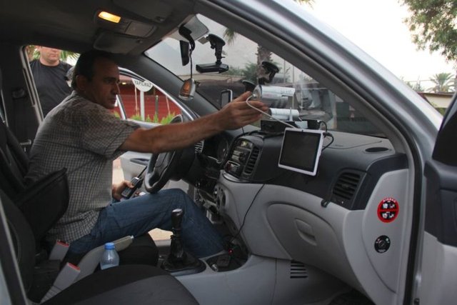 Otomobilde yapılan aramada cop, çakar ve tabanca mermisinin yanı sıra trafik ekiplerinin hız tespitinde kullandığı radar düzeneği bulundu.