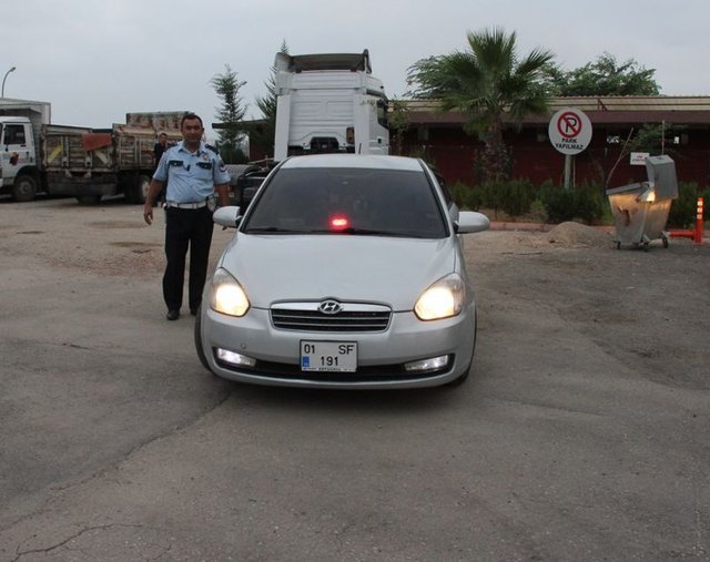 Adana'nın Seyhan ilçesi Demetevler Mahallesi'nde devriye görevi yapan polis ekipleri, durumundan şüphelendikleri 01 SF 191 plakalı otomobili durdurmak istedi.