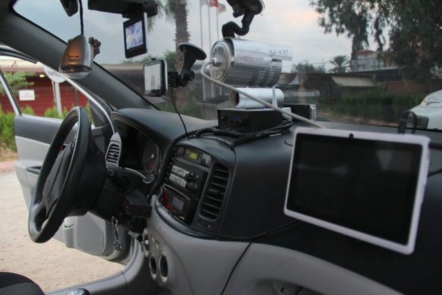 Emniyet yetkilileri, otomobilde yaptıkları incelemede, düzeneğinin trafik ekipleri tarafından kullanılan radar araçlarındaki sistemle aynı olduğunun belirlendiğini kaydettiler.