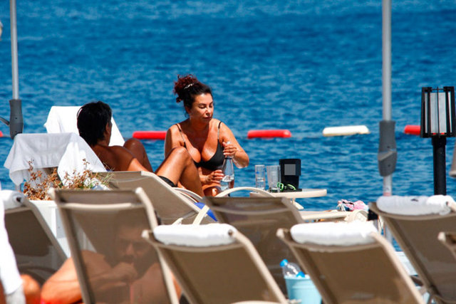 -  - Deniz sefası sonrası plajın iskelesinde görüntülenen oyuncu, erkek arkadaşı eşliğinde şezlonguna yatarak tatil ve güneşin tadını çıkardı.