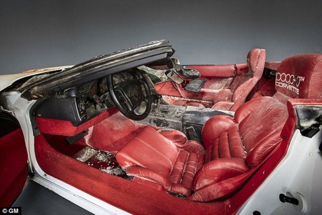 7- Ancak hasar gören 1992'de üretilen beyaz Corvette'in ayrı bir önemi vardı. Çünkü beyaz efsane Corvette'in ürettiği 1 milyonuncu araçtı.