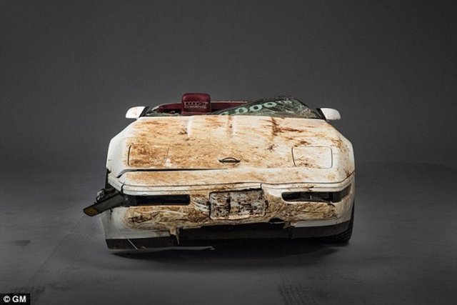 1- ABD'nin Kentucky eyaletinde antika ve özel üretim otomobillerin sergilendiği bir müzede geçen yıl Şubat ayında inanılmaz bir kaza meydana geldi.