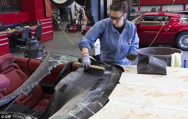 6 - Hasar gören araçlar arasında markanın 40'ıncı yıl dönümü için özel üretilen kırmızı bir Corvette, 1962 model bir siyah Corvette bulunuyodu.