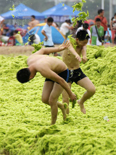 Bu plaj bildiklerinizden çok farklı! Doğu Çin'de çekilen bu görüntüler adeta şaşkınlık yarattı...