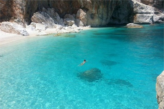 KRİSTAL BERRAKLIKTA 12 PLAJ Seyahat sitesi TripAdvisor dünyadaki suları ve kumlarıyla kristal kadar berrak olan plajları sıraladı Cala Mariolu Sardinya, İtalya