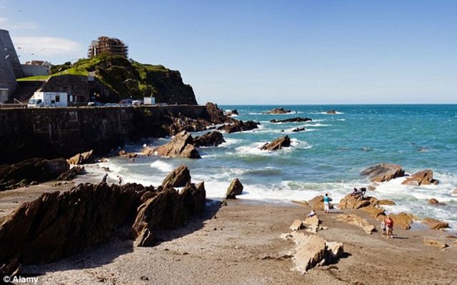 Bu yaz Avrupa Birliği tarafından yeni getirilen kurallar gereğince deniz ve plajların çok daha temiz olması gerektiği ve sıkı denetim altına alınması gerektiği belirlendi.