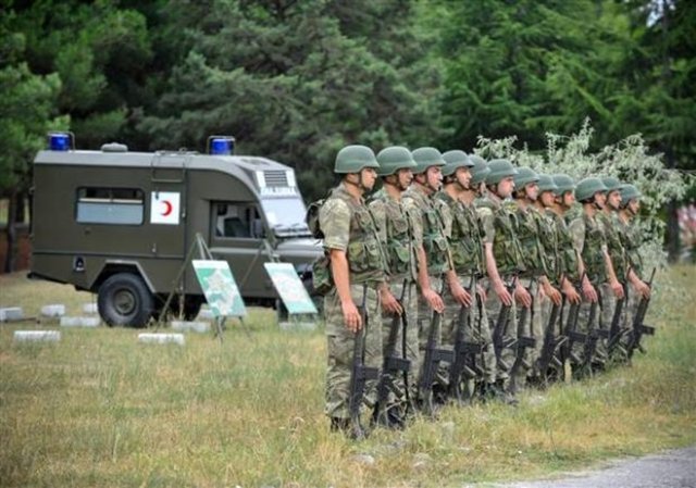 "Samsun Sahra Sıhhiye Okulu ve Eğitim Merkezi Komutanlığı'nda, yedek subay adayları, hiç bir faaliyetin eğitimden daha önemli, olamayacağından yola çıkılarak eğitilmektedirler.