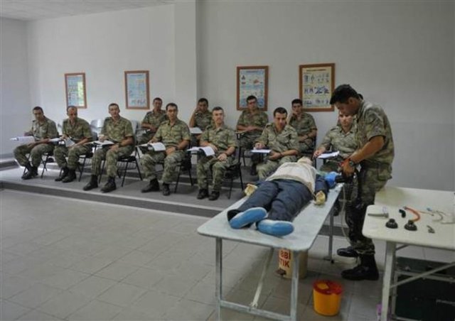 Aldıkları eğitimler hakkında bilgi veren 356'ncı Dönem Asteğmen Adayı Öğrenci Rıfat İlhan şunları söyledi: "Başkent Üniversitesi Tıp Fakültesi'nden mezun oldum. Vatani hizmetimi yapmak için buraya geldim. 20 gündür burada temel askerlik eğitimi alıyorum.