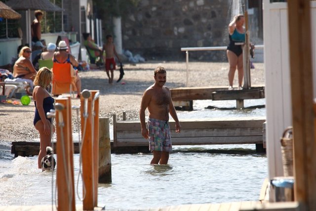 Hakan Yılmaz, ilk evliliğinden olan kızı Deniz ve yeni eşi Elif Öngel'le Bodrum'da tatil yapıyor