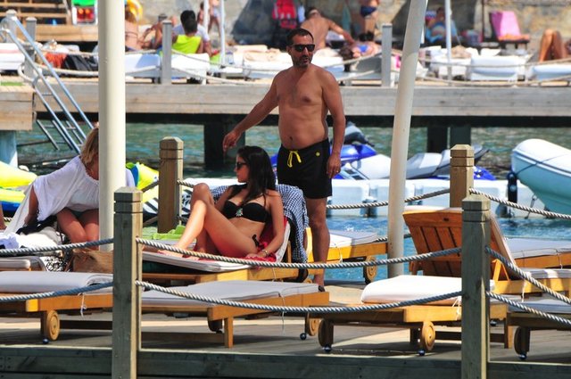 Rafet El Roman; iki kızı, oğlu ve eşi Ceren Kaplakarslan'la Bodrum tatiline devam ediyor
