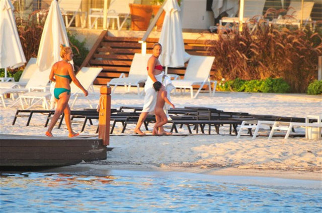 Kıvanç Tatlıtuğ'un annesi Nurten hanım ile kardeşi Melisa, önceki gün Yalıkavak'ta görüntülendi.