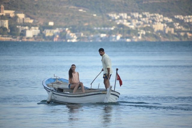 Kayıkta çektikleri sahnede saatlerce ıslak tişörtle kalan Özçivit,üşütmüş, çekimler boyunca serumla ayakta durmuştu. İstanbul'a - döndükten sonra da kendisini çok kötü hisseden Burak Özçivit  hastaneye kaldırılmıştı.