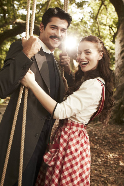 AYLARDIR İNKÂR EDİYORLARDI - İŞTE aşkın belgesi. 'Çalıkuşu' dizisinde başlayan arkadaşlıkları 5 ay önce aşka dönüşen Burak Özçivit ve Fahriye Evcen, birliktelik yaşadıklarını ısrarla reddediyordu