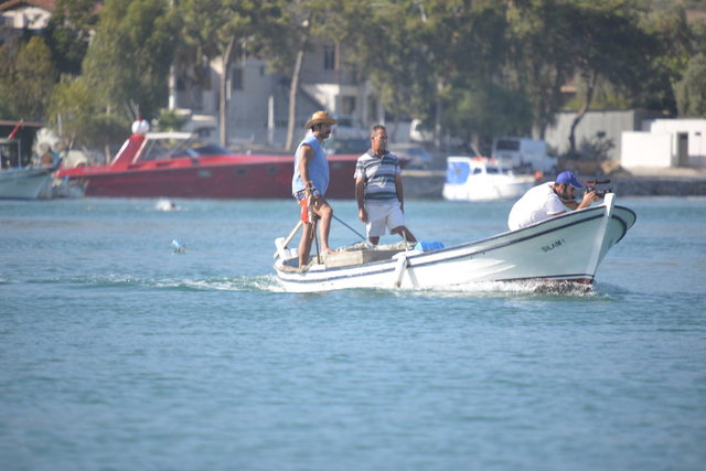 Senaryo gereği kayıkla denize açılan ikili, denizin ortasında uçurtma uçurmuştu.