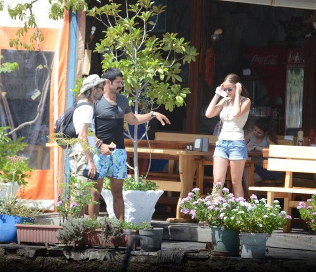 Özçivit ile Fahriye Evcen, 'Aşk Sana Benzer' filminin çekimlerinde işte çocukluklarına böyle geri dönmüştü.