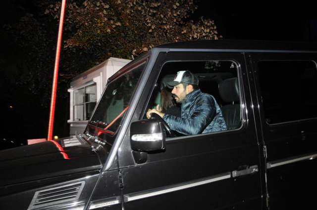 YILIN AŞKINI HT MAGAZİN GÖRÜNTÜLEDİ!  - Aylardır birliktelik yaşadıklarını saklayan Burak Özçivit ile Fahriye Evcen, geçtiğimiz günlerde sabaha karşı 03.00'te Özçivit'in evine girerken HT MAGAZİN tarafından görüntülenmişti