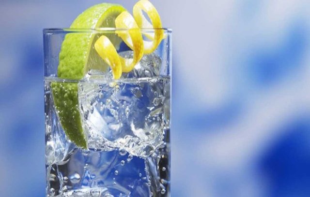 Doğal Maden Suyu: İçerdiği mineraller sayesinde gün boyu kaybedilen sıvı ihtiyacını karşılamaya yardımcı olur. -