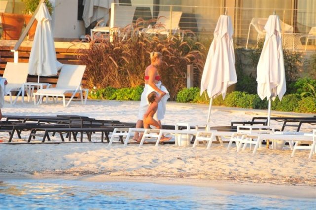 Akşama kadar denizin ve güneşin tadını çıkaran ana-kız bl bol güneşlendi.