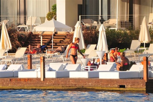 Kıvanç Tatlıtuğ'un annesi Nurten hanım ile kardeşi Melisa, önceki gün Yalıkavak'ta görüntülendi.