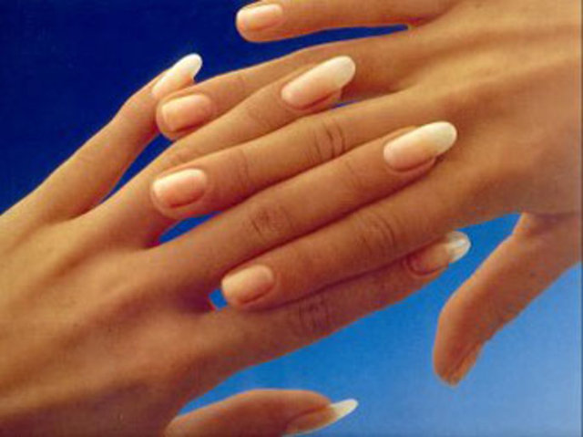 İnsan elinde, en yavaş uzayan tırnak baş parmağınki, en hızlı uzayan tırnak ise orta parmağınkidir.