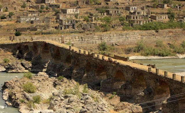 En son belirtilen sıradağlar içinde yer alan Demavent Dağı 5 bin 604 metre yüksekliği ile yalnız İran'ın değil Hindukuş Dağlarının batısındaki Avrasya topraklarının en yüksek dağıdır.
