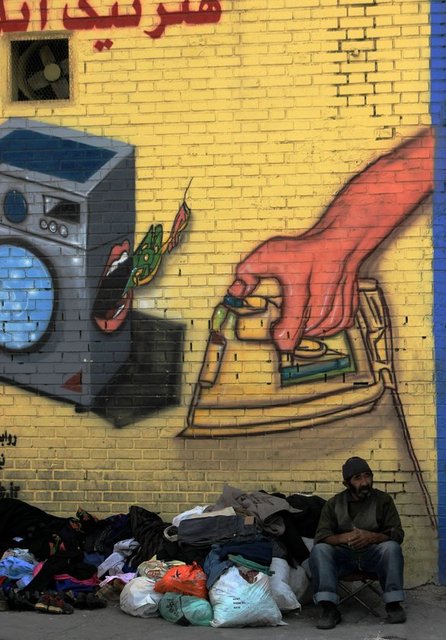 İran'da Hazar Denizi ile Huzistan kıyıları arasında İran platosu bulunuyor. Dünyadaki en dağlık ülkelerden biri olan İran coğrafyası çeşitli havza ve platoları biririnden ayıran halı gibi serilmiş sıradağlar dikkat çekiyor.