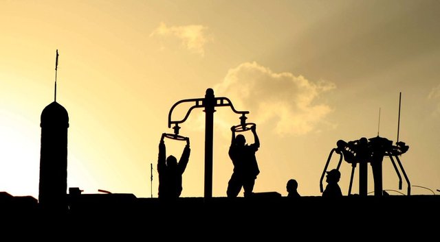 İran, uluslararası arena da yasakların ülkesi olarak anıldığından, tarihi ve turistik alanları gölgede kalıyor. Ülkede bisiklet kullanımı oldukça yaygınken, sokak sanatı grafiti de ilerlemiş durumda.