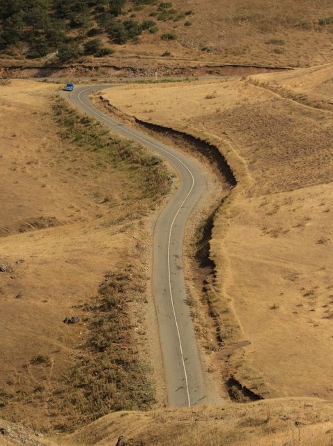 Yükseklikleri yer yer 5 bin metreye yaklaşan bu dağ sıraları iç bölgelerde çok sert bir kara ikliminin yaşanmasına neden oluyor.