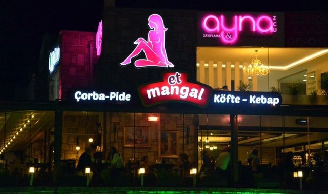 Bodrum'da zayıflama merkezinin kadın resimli tabelasının altına bir lokantanın 'et mangal' yazılı tabelası gelince ortaya ilginç bir görüntü çıktı.