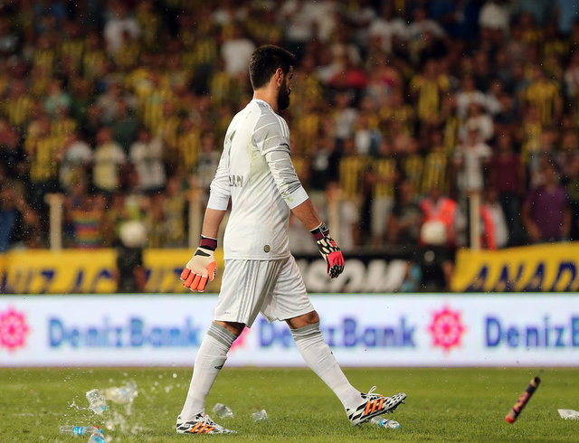 İlk yarısı golsüz sona eren mücadelenin ikinci yarısı başlamadan önce her iki takım taraftarları da sahaya yabancı madde yağdırdı.