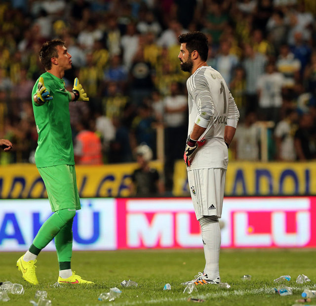 Futbolcular başlama düdüğünü beklerken, Volkan'ın koruduğu kalenin arkasında yer alan Galatasaraylı taraftarlar, sahayı pet şişe, çakmak, bozuk para, yanıcı ve patlayıcı madde yağmuruna tuttu.