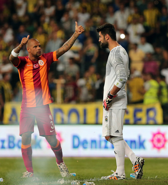 Mücadelenin ilk yarısında da Caner'in kullandığı köşe vuruşunda sahaya yine yabancı madde yağdı...